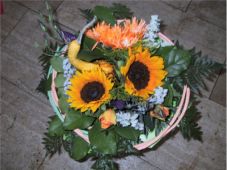 Bunter Blumenstrauss mit 6,0 mm Papierschnur in gr�n und pfirsichfarbend.